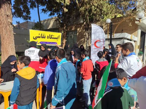 برپایی ایستگاه نقاشی در مسیر راهپیمایی 13 آبان شهرستان کاشمر