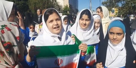 حضور پرشور کانون پرورش فکری در راهپیمایی ۱۳ آبان با اجرای برنامه‌های فرهنگی و هنری برای دانش‌آموزان