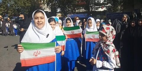 حضور پرشور کانون پرورش فکری در راهپیمایی ۱۳ آبان با اجرای برنامه‌های فرهنگی و هنری برای دانش‌آموزان