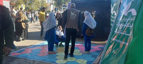 حضور پرشور کانون پرورش فکری در راهپیمایی ۱۳ آبان با اجرای برنامه‌های فرهنگی و هنری برای دانش‌آموزان