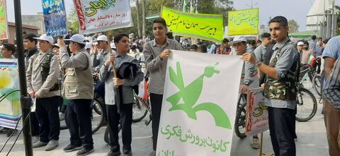 حضور پرشور کانون پرورش فکری در راهپیمایی ۱۳ آبان با اجرای برنامه‌های فرهنگی و هنری برای دانش‌آموزان