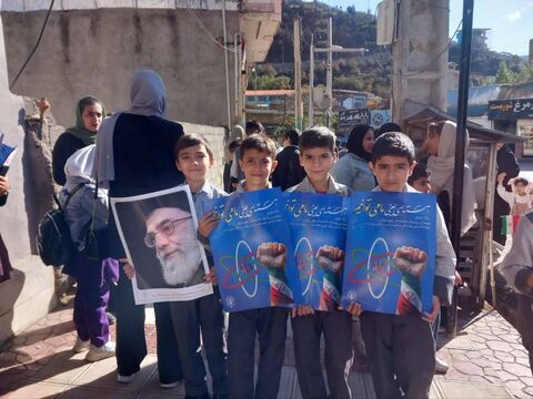 حضور پرشور کانون پرورش فکری در راهپیمایی ۱۳ آبان با اجرای برنامه‌های فرهنگی و هنری برای دانش‌آموزان