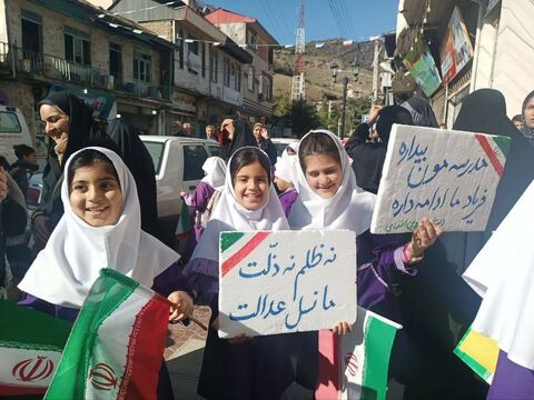 حضور پرشور کانون پرورش فکری در راهپیمایی ۱۳ آبان با اجرای برنامه‌های فرهنگی و هنری برای دانش‌آموزان