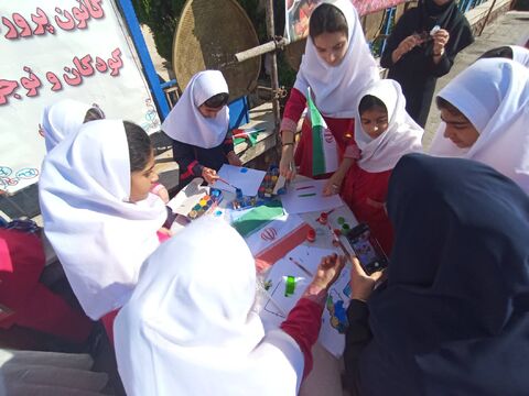 حضور پرشور کانون پرورش فکری در راهپیمایی ۱۳ آبان با اجرای برنامه‌های فرهنگی و هنری برای دانش‌آموزان