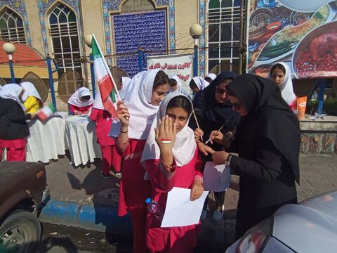 حضور پرشور کانون پرورش فکری در راهپیمایی ۱۳ آبان با اجرای برنامه‌های فرهنگی و هنری برای دانش‌آموزان