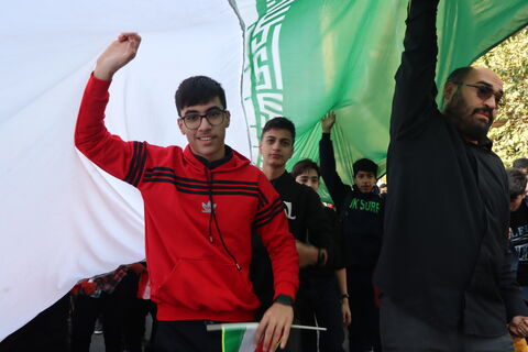 هم‌زمان با برگزاری راهپیمایی ۱۳ آبان در تهران، کانون پرورش فکری کودکان و نوجوانان استان تهران با حضور ماشین تماشاخانه سیار در مسیر اصلی این مراسم، مجموعه‌ای از برنامه‌های آموزشی، نمایشی و سرگرم‌کننده را ویژه دانش‌آموزان اجرا کرد.