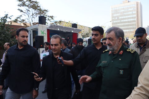 هم‌زمان با برگزاری راهپیمایی ۱۳ آبان در تهران، کانون پرورش فکری کودکان و نوجوانان استان تهران با حضور ماشین تماشاخانه سیار در مسیر اصلی این مراسم، مجموعه‌ای از برنامه‌های آموزشی، نمایشی و سرگرم‌کننده را ویژه دانش‌آموزان اجرا کرد.