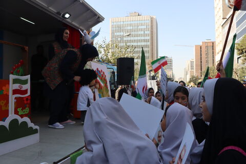 هم‌زمان با برگزاری راهپیمایی ۱۳ آبان در تهران، کانون پرورش فکری کودکان و نوجوانان استان تهران با حضور ماشین تماشاخانه سیار در مسیر اصلی این مراسم، مجموعه‌ای از برنامه‌های آموزشی، نمایشی و سرگرم‌کننده را ویژه دانش‌آموزان اجرا کرد.