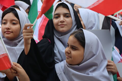 هم‌زمان با برگزاری راهپیمایی ۱۳ آبان در تهران، کانون پرورش فکری کودکان و نوجوانان استان تهران با حضور ماشین تماشاخانه سیار در مسیر اصلی این مراسم، مجموعه‌ای از برنامه‌های آموزشی، نمایشی و سرگرم‌کننده را ویژه دانش‌آموزان اجرا کرد.