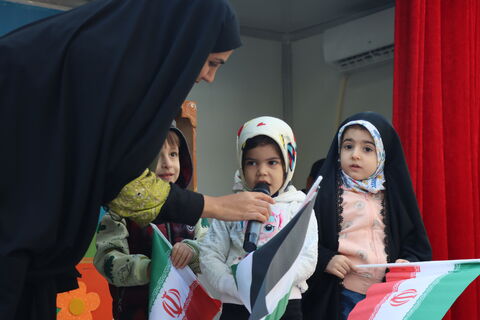 هم‌زمان با برگزاری راهپیمایی ۱۳ آبان در تهران، کانون پرورش فکری کودکان و نوجوانان استان تهران با حضور ماشین تماشاخانه سیار در مسیر اصلی این مراسم، مجموعه‌ای از برنامه‌های آموزشی، نمایشی و سرگرم‌کننده را ویژه دانش‌آموزان اجرا کرد.