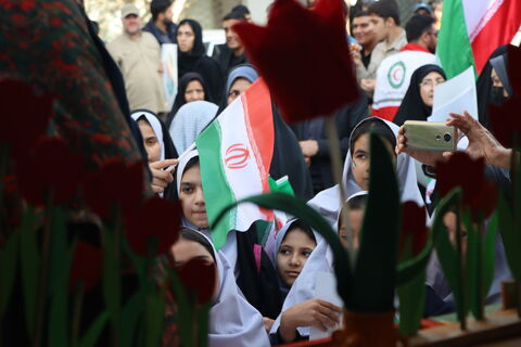 هم‌زمان با برگزاری راهپیمایی ۱۳ آبان در تهران، کانون پرورش فکری کودکان و نوجوانان استان تهران با حضور ماشین تماشاخانه سیار در مسیر اصلی این مراسم، مجموعه‌ای از برنامه‌های آموزشی، نمایشی و سرگرم‌کننده را ویژه دانش‌آموزان اجرا کرد.