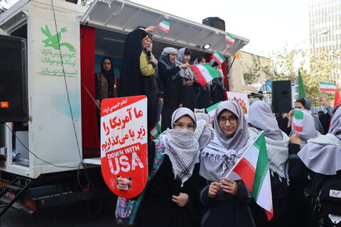 هم‌زمان با برگزاری راهپیمایی ۱۳ آبان در تهران، کانون پرورش فکری کودکان و نوجوانان استان تهران با حضور ماشین تماشاخانه سیار در مسیر اصلی این مراسم، مجموعه‌ای از برنامه‌های آموزشی، نمایشی و سرگرم‌کننده را ویژه دانش‌آموزان اجرا کرد.