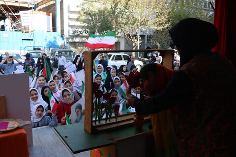 هم‌زمان با برگزاری راهپیمایی ۱۳ آبان در تهران، کانون پرورش فکری کودکان و نوجوانان استان تهران با حضور ماشین تماشاخانه سیار در مسیر اصلی این مراسم، مجموعه‌ای از برنامه‌های آموزشی، نمایشی و سرگرم‌کننده را ویژه دانش‌آموزان اجرا کرد.