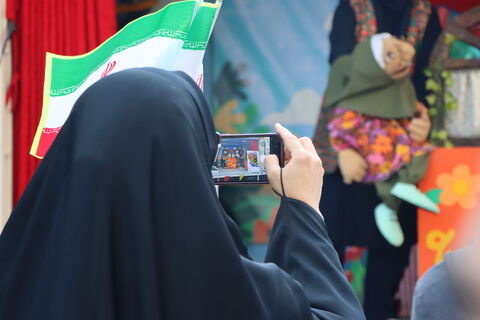 هم‌زمان با برگزاری راهپیمایی ۱۳ آبان در تهران، کانون پرورش فکری کودکان و نوجوانان استان تهران با حضور ماشین تماشاخانه سیار در مسیر اصلی این مراسم، مجموعه‌ای از برنامه‌های آموزشی، نمایشی و سرگرم‌کننده را ویژه دانش‌آموزان اجرا کرد.