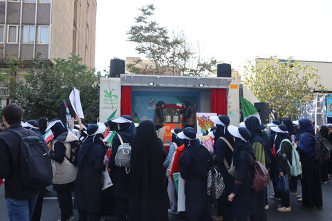 هم‌زمان با برگزاری راهپیمایی ۱۳ آبان در تهران، کانون پرورش فکری کودکان و نوجوانان استان تهران با حضور ماشین تماشاخانه سیار در مسیر اصلی این مراسم، مجموعه‌ای از برنامه‌های آموزشی، نمایشی و سرگرم‌کننده را ویژه دانش‌آموزان اجرا کرد.