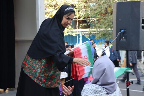 هم‌زمان با برگزاری راهپیمایی ۱۳ آبان در تهران، کانون پرورش فکری کودکان و نوجوانان استان تهران با حضور ماشین تماشاخانه سیار در مسیر اصلی این مراسم، مجموعه‌ای از برنامه‌های آموزشی، نمایشی و سرگرم‌کننده را ویژه دانش‌آموزان اجرا کرد.