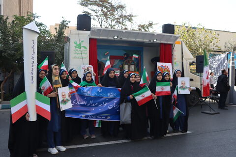 هم‌زمان با برگزاری راهپیمایی ۱۳ آبان در تهران، کانون پرورش فکری کودکان و نوجوانان استان تهران با حضور ماشین تماشاخانه سیار در مسیر اصلی این مراسم، مجموعه‌ای از برنامه‌های آموزشی، نمایشی و سرگرم‌کننده را ویژه دانش‌آموزان اجرا کرد.