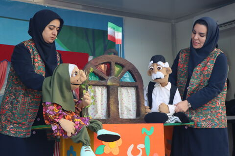 هم‌زمان با برگزاری راهپیمایی ۱۳ آبان در تهران، کانون پرورش فکری کودکان و نوجوانان استان تهران با حضور ماشین تماشاخانه سیار در مسیر اصلی این مراسم، مجموعه‌ای از برنامه‌های آموزشی، نمایشی و سرگرم‌کننده را ویژه دانش‌آموزان اجرا کرد.