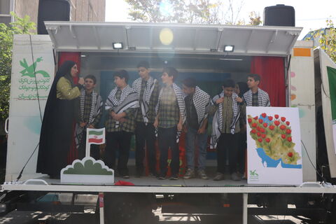 هم‌زمان با برگزاری راهپیمایی ۱۳ آبان در تهران، کانون پرورش فکری کودکان و نوجوانان استان تهران با حضور ماشین تماشاخانه سیار در مسیر اصلی این مراسم، مجموعه‌ای از برنامه‌های آموزشی، نمایشی و سرگرم‌کننده را ویژه دانش‌آموزان اجرا کرد.