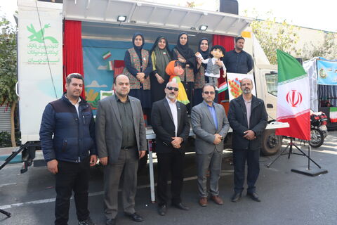 هم‌زمان با برگزاری راهپیمایی ۱۳ آبان در تهران، کانون پرورش فکری کودکان و نوجوانان استان تهران با حضور ماشین تماشاخانه سیار در مسیر اصلی این مراسم، مجموعه‌ای از برنامه‌های آموزشی، نمایشی و سرگرم‌کننده را ویژه دانش‌آموزان اجرا کرد.