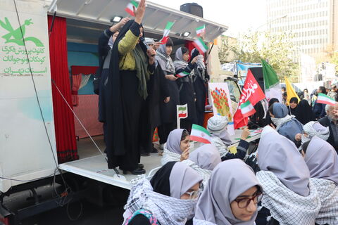 هم‌زمان با برگزاری راهپیمایی ۱۳ آبان در تهران، کانون پرورش فکری کودکان و نوجوانان استان تهران با حضور ماشین تماشاخانه سیار در مسیر اصلی این مراسم، مجموعه‌ای از برنامه‌های آموزشی، نمایشی و سرگرم‌کننده را ویژه دانش‌آموزان اجرا کرد.