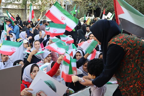 هم‌زمان با برگزاری راهپیمایی ۱۳ آبان در تهران، کانون پرورش فکری کودکان و نوجوانان استان تهران با حضور ماشین تماشاخانه سیار در مسیر اصلی این مراسم، مجموعه‌ای از برنامه‌های آموزشی، نمایشی و سرگرم‌کننده را ویژه دانش‌آموزان اجرا کرد.