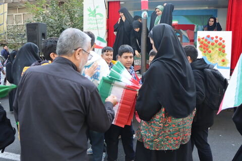 هم‌زمان با برگزاری راهپیمایی ۱۳ آبان در تهران، کانون پرورش فکری کودکان و نوجوانان استان تهران با حضور ماشین تماشاخانه سیار در مسیر اصلی این مراسم، مجموعه‌ای از برنامه‌های آموزشی، نمایشی و سرگرم‌کننده را ویژه دانش‌آموزان اجرا کرد.