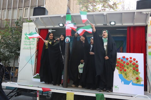 هم‌زمان با برگزاری راهپیمایی ۱۳ آبان در تهران، کانون پرورش فکری کودکان و نوجوانان استان تهران با حضور ماشین تماشاخانه سیار در مسیر اصلی این مراسم، مجموعه‌ای از برنامه‌های آموزشی، نمایشی و سرگرم‌کننده را ویژه دانش‌آموزان اجرا کرد.