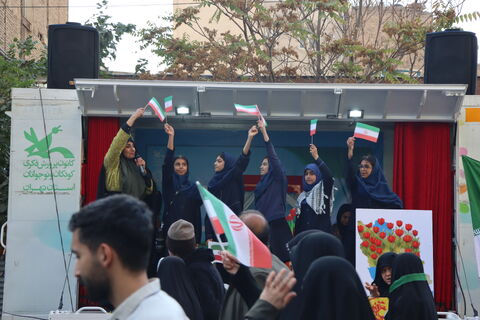 هم‌زمان با برگزاری راهپیمایی ۱۳ آبان در تهران، کانون پرورش فکری کودکان و نوجوانان استان تهران با حضور ماشین تماشاخانه سیار در مسیر اصلی این مراسم، مجموعه‌ای از برنامه‌های آموزشی، نمایشی و سرگرم‌کننده را ویژه دانش‌آموزان اجرا کرد.