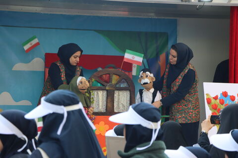 هم‌زمان با برگزاری راهپیمایی ۱۳ آبان در تهران، کانون پرورش فکری کودکان و نوجوانان استان تهران با حضور ماشین تماشاخانه سیار در مسیر اصلی این مراسم، مجموعه‌ای از برنامه‌های آموزشی، نمایشی و سرگرم‌کننده را ویژه دانش‌آموزان اجرا کرد.