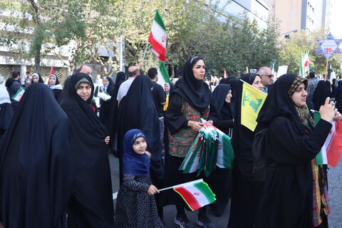 هم‌زمان با برگزاری راهپیمایی ۱۳ آبان در تهران، کانون پرورش فکری کودکان و نوجوانان استان تهران با حضور ماشین تماشاخانه سیار در مسیر اصلی این مراسم، مجموعه‌ای از برنامه‌های آموزشی، نمایشی و سرگرم‌کننده را ویژه دانش‌آموزان اجرا کرد.