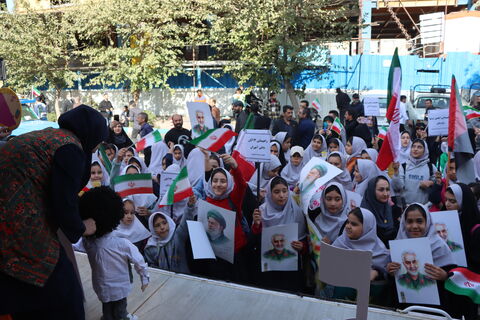 هم‌زمان با برگزاری راهپیمایی ۱۳ آبان در تهران، کانون پرورش فکری کودکان و نوجوانان استان تهران با حضور ماشین تماشاخانه سیار در مسیر اصلی این مراسم، مجموعه‌ای از برنامه‌های آموزشی، نمایشی و سرگرم‌کننده را ویژه دانش‌آموزان اجرا کرد.