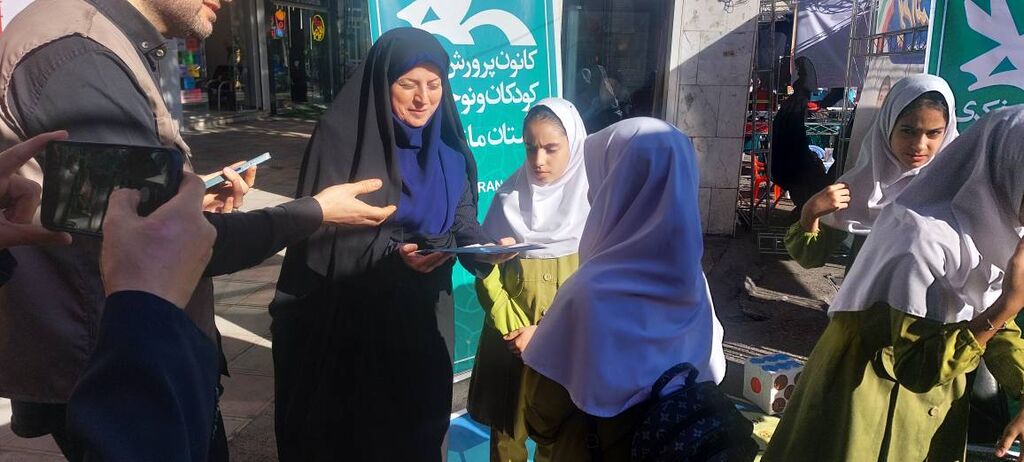 حضور پرشور کانون پرورش فکری در راهپیمایی ۱۳ آبان با اجرای برنامههای فرهنگی و هنری برای دانشآموزان