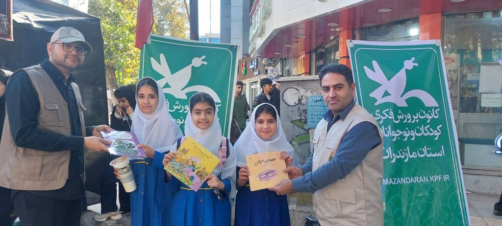 حضور پرشور کانون پرورش فکری در راهپیمایی ۱۳ آبان با اجرای برنامههای فرهنگی و هنری برای دانشآموزان