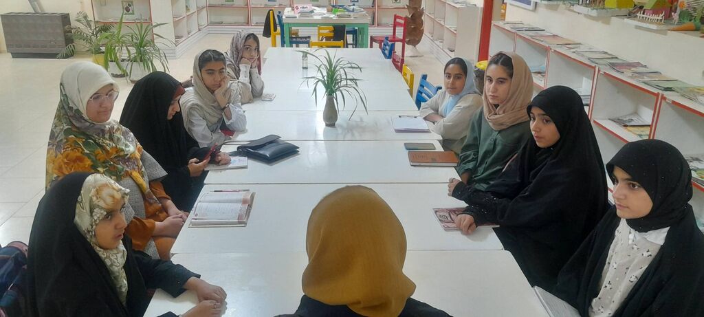 نشست انجمن نویسندگان جوان «پرپرونک» با حضور زهرا حاتمی در شیراز برگزار شد