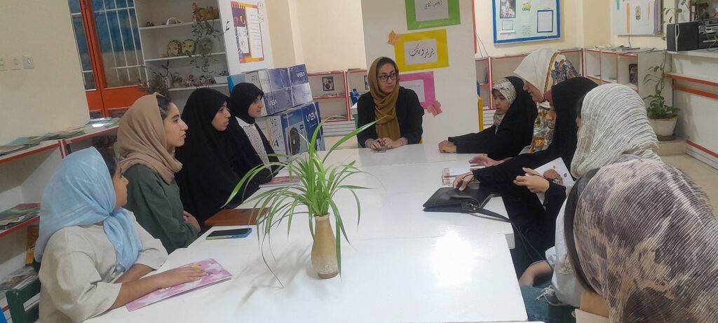 نشست انجمن نویسندگان جوان «پرپرونک» با حضور زهرا حاتمی در شیراز برگزار شد