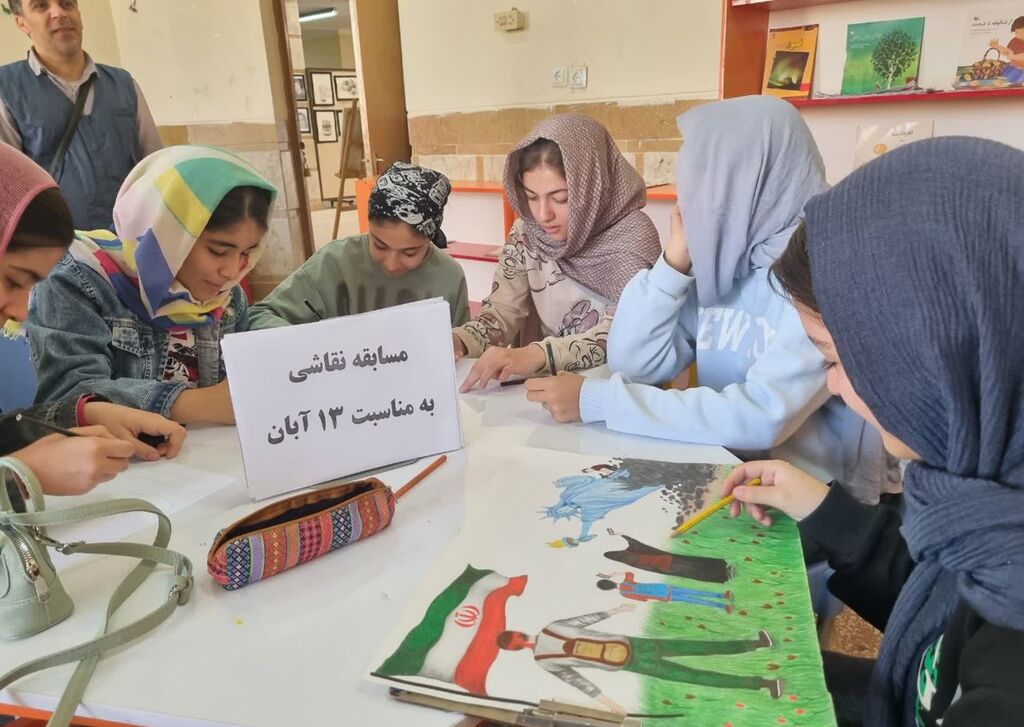 مسابقه نقاشی با موضوع استکبارستیزی در مرکز سرپل‌ذهاب