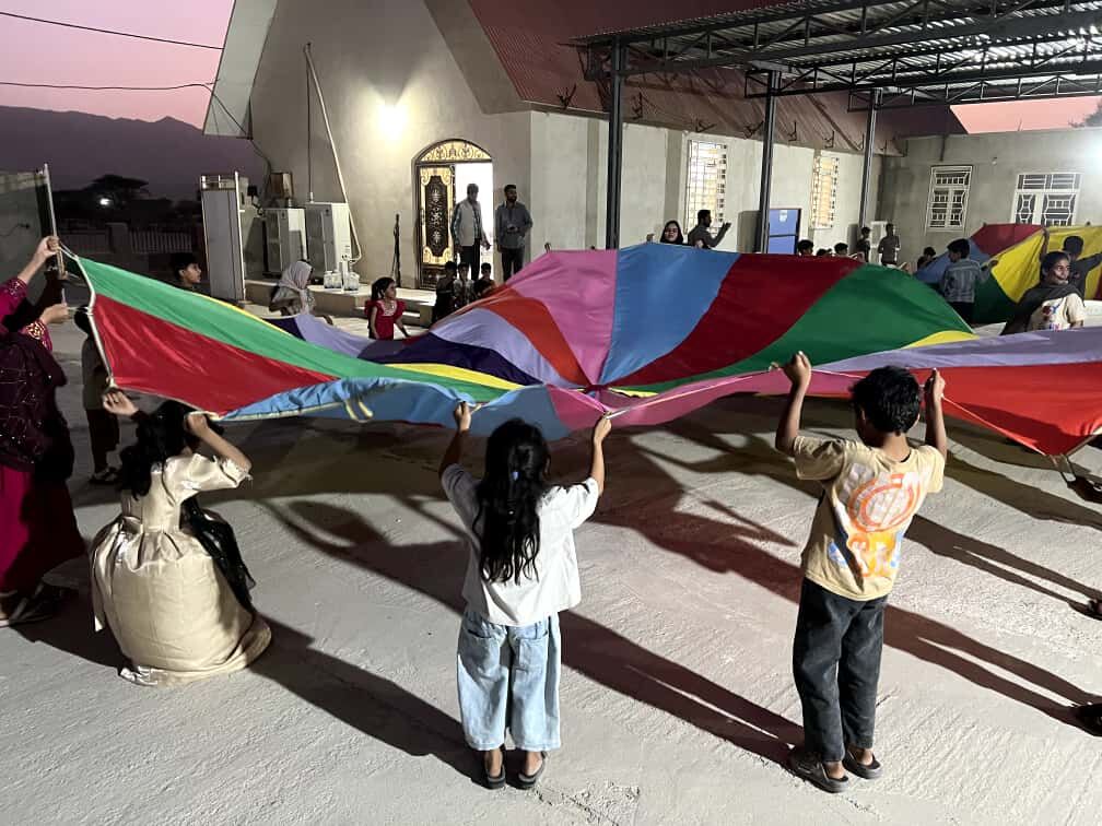 درخشش امید و نشاط در دل کودکان و نوجوانان با حضور «پیک امید» در کتابخانه دژگان