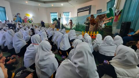 نمایش عروسکی «ونوش و کوهستان» با استقبال دانش‌آموزان در تنکابن اجرا شد