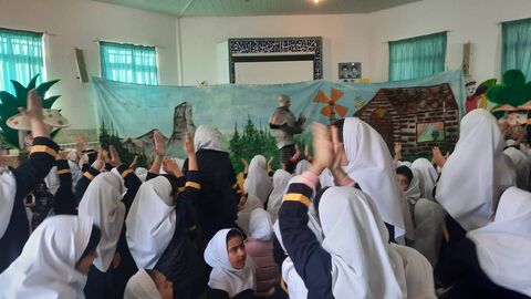 نمایش عروسکی «ونوش و کوهستان» با استقبال دانش‌آموزان در تنکابن اجرا شد