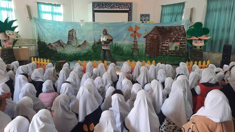 نمایش عروسکی «ونوش و کوهستان» با استقبال دانش‌آموزان در تنکابن اجرا شد