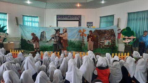 نمایش عروسکی «ونوش و کوهستان» با استقبال دانش‌آموزان در تنکابن اجرا شد