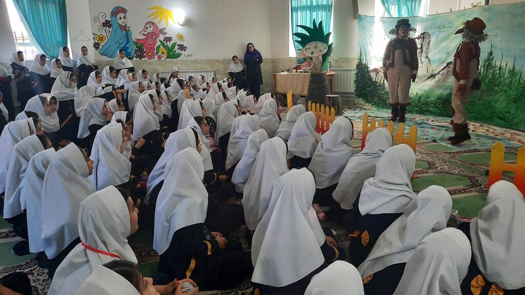 نمایش عروسکی «ونوش و کوهستان» با استقبال دانشآموزان در تنکابن اجرا شد