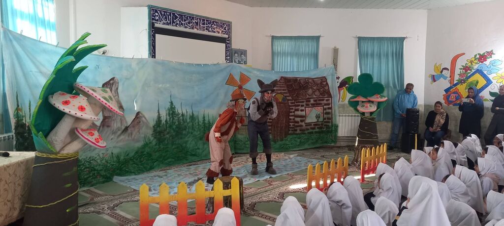نمایش عروسکی «ونوش و کوهستان» با استقبال دانشآموزان در تنکابن اجرا شد