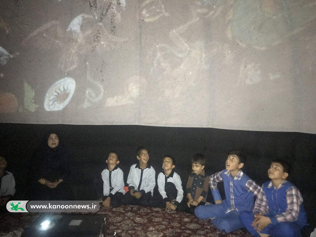 روز علمی بچه های دهنو در کنار کتابخانه سیار تنگستان