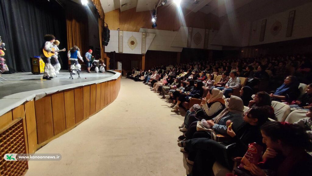 اجرای نمایش «دوره‌گردها» توسط گروه «عموهای فیتیله‌ای» در سنندج با استقبال پرشور کودکان و خانواده‌ها