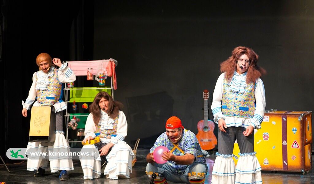 اجرای نمایش «دوره‌گردها» توسط گروه «عموهای فیتیله‌ای» در سنندج با استقبال پرشور کودکان و خانواده‌ها