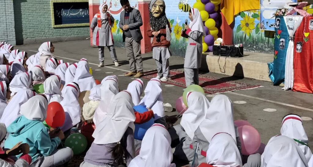 «پیک امید» کانون، شادی را به مدرسه پردیس سنقر برد