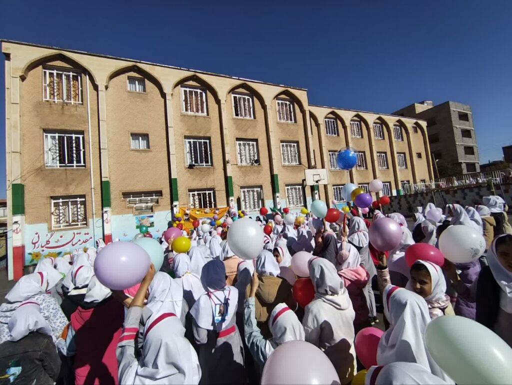 «پیک امید» کانون، شادی را به مدرسه پردیس سنقر برد