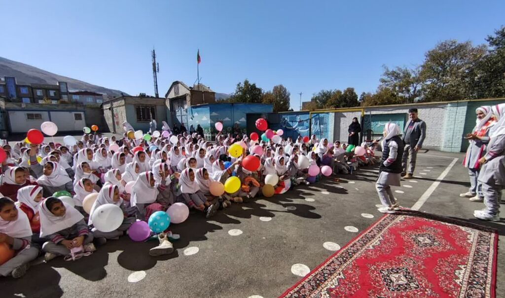 «پیک امید» کانون، شادی را به مدرسه پردیس سنقر برد